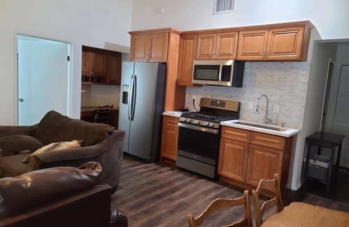 Upland House | Cozy Guest Home, Ideally Located, Driveway Parking