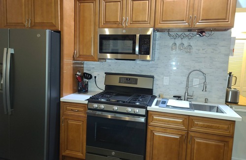 Upland House | Cozy Guest Home, Ideally Located, Driveway Parking