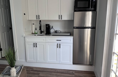 Sunset Apartment | Cozy Guest House in Fort Lauderdale: Escape to Serenity!