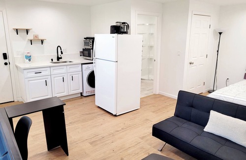 Burbank Apartment | Cozy guest house close to Warner Brothers, Universal Studios, Burbank Airport