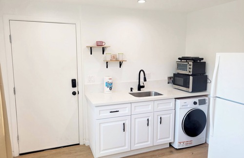 Burbank Apartment | Cozy guest house close to Warner Brothers, Universal Studios, Burbank Airport