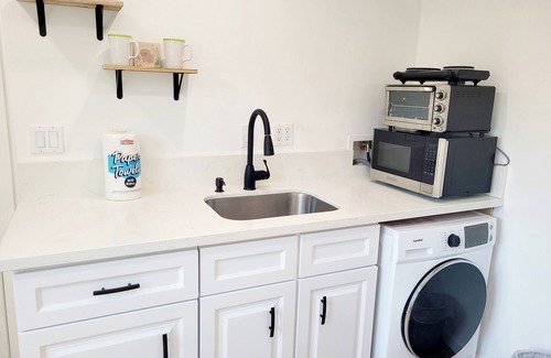 Burbank Apartment | Cozy guest house close to Warner Brothers, Universal Studios, Burbank Airport