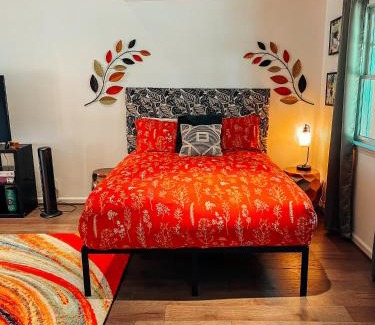 Old Irving Park Apartment | Cozy Guest House Studio Apartment
