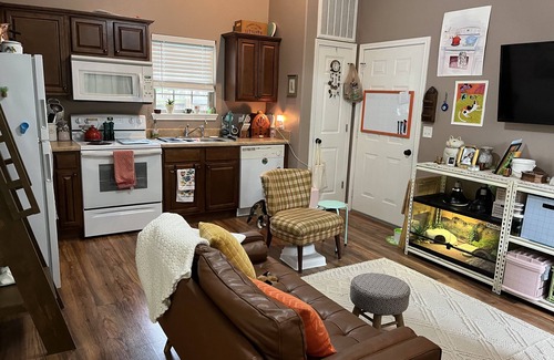 Russellville Apartment | Cozy Guest House w/pool & hot tub!