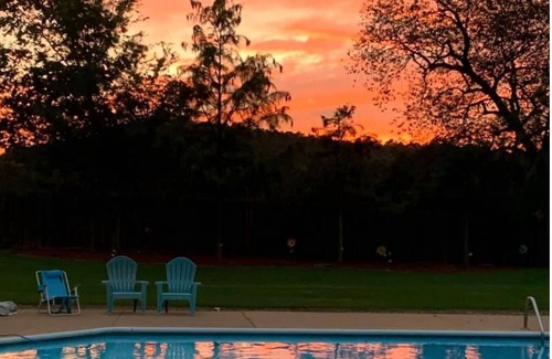 Russellville Apartment | Cozy Guest House w/pool & hot tub!