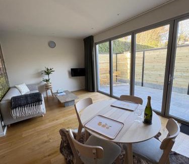 Assebroek Apartment | Cozy guestroom near city center
