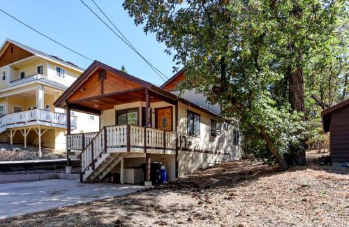 Moonridge House | Cozy Haven - 1966 by Big Bear Vacations