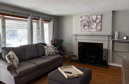 Sharon Hill House | Cozy Haven 5 mins from airport/Parking/Patio