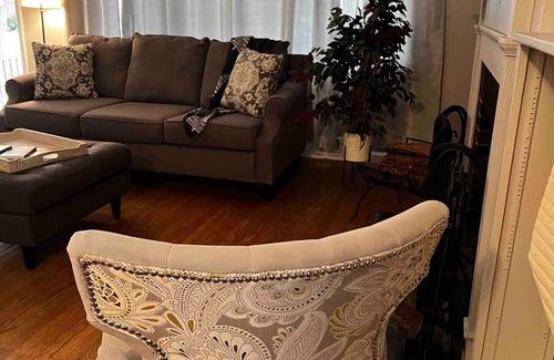 Sharon Hill House | Cozy Haven 5 mins from airport/Parking/Patio