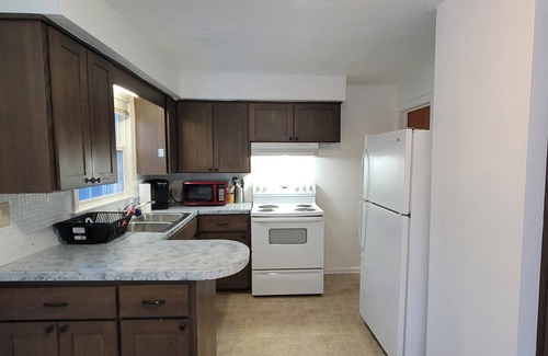 Eastwood House | Cozy haven Vacation/Work stay 5 min from downtown and hospitals