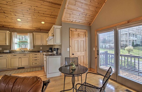 Hayesville Apartment | Cozy Hayesville Couples Getaway w/Marina Access!