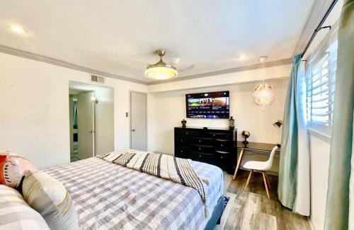North Dallas House | Cozy Hideaway Central Location Modern Elegance
