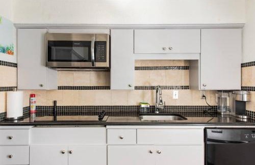 North Dallas House | Cozy Hideaway Central Location Modern Elegance