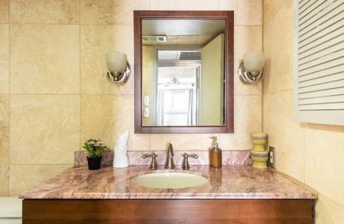 North Dallas House | Cozy Hideaway Central Location Modern Elegance