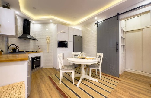 Al Rehab Apartment | Cozy hideout khan with garden oasis and king bed