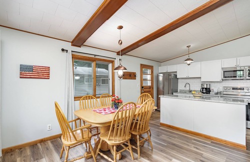 Higgins Lake Cottage | Cozy Higgins Lake Cottage- Relax- Kayak- Fire Pit- BBQ- Steps from the Lake! n