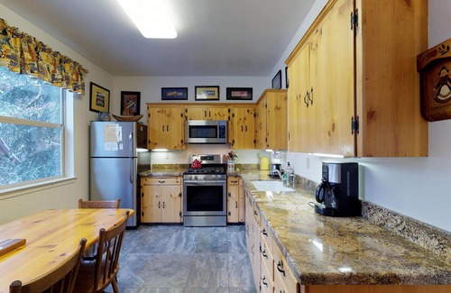 Big Creek House | Cozy High Sierra Home w/Decks & Forest Views, Close to Skiing & Huntington Lake