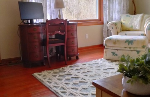 Pleasant Shade House | Cozy Hillside House- Adventure out your backdoor!