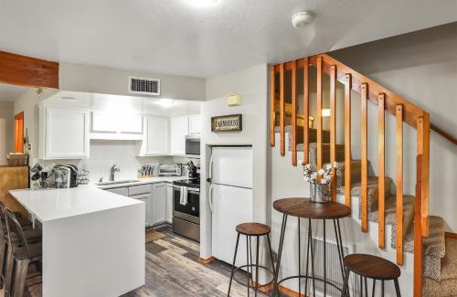 Kachina Village Apartment | Cozy Hilltop Retreat Quiet Street Near Downtown and NAU Private Forested Setting