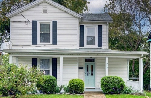Daniels Hill House | Cozy Historic 2 Bed/2 Bath 1 mile to Downtown in Daniels Hill w/Creek Views