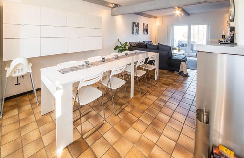 La Reid House | Cozy holiday home in La Reid with a whirlpool