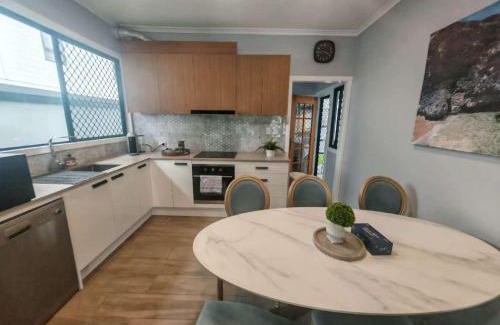 Cannon Hill House | COZY Holiday House just 15 mins from Brisbane City next to Train Station
