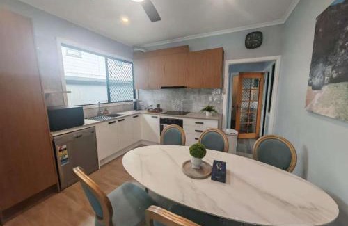 Cannon Hill House | COZY Holiday House just 15 mins from Brisbane City next to Train Station