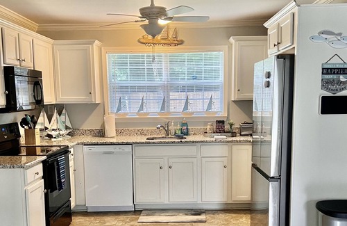 Waveland House | Cozy Home/1 Mile to Beach/3 Bedrooms