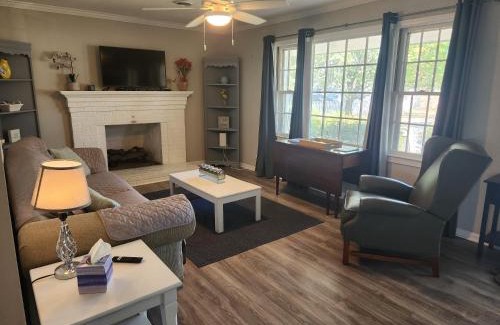 Fredericksburg House | Cozy Home 3 miles from I95 and Downtown