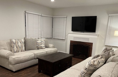 Camarillo House | Cozy home at Camarillo Heights