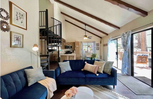 Upper Kingsbury House | Cozy Home at Heavenly Ski Resoirt + 5 min to CasinosPrivate Hot Tub/Pet Friendly