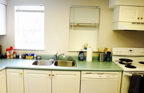 Saanich House | Cozy home close to downtown and Uvic