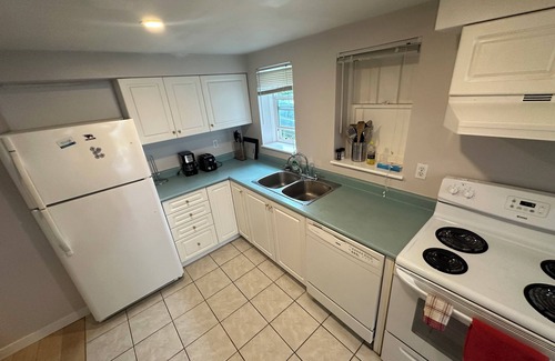 Saanich House | Cozy home close to downtown and Uvic