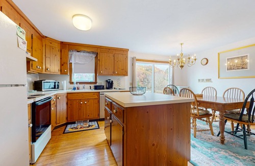 East Orleans House | Cozy home close to the beach with deck, porch, W/D, & foosball table