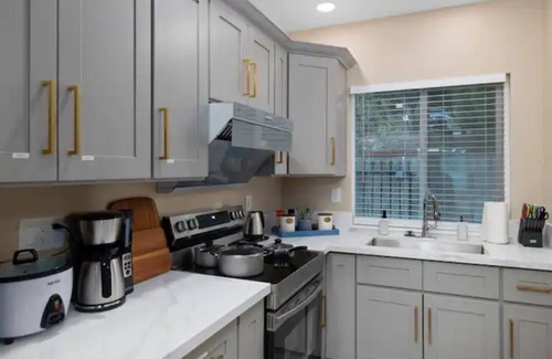 Glendora House | COZY HOME｜Fast WiFi｜4k Smart TV | For Families
