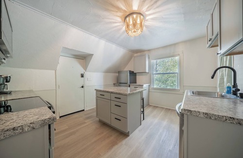 Appleton House | Cozy Home Fenced Yard Fully Furnished in Quite Neighborhood