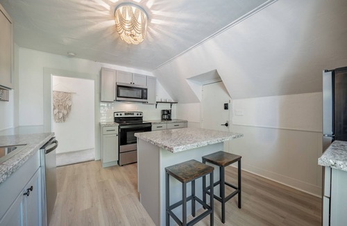 Appleton House | Cozy Home Fenced Yard Fully Furnished in Quite Neighborhood
