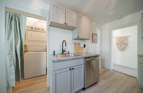 Appleton House | Cozy Home Fenced Yard Fully Furnished in Quite Neighborhood