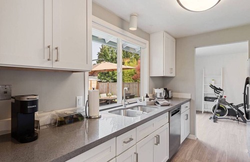 East Lake Hills House | Cozy home for Family/business next to Microsoft