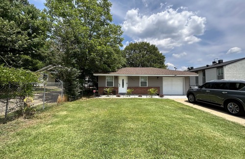 Jackson House | Cozy Home, fully fenced with huge back yard