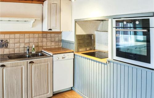 Odeshog Municipality House | Cozy Home In Ödeshög With Kitchen