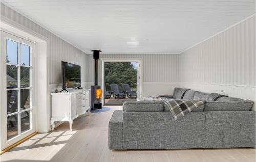 Sømarken House | Cozy Home In Aakirkeby With Kitchen