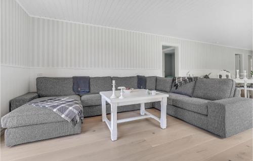 Sømarken House | Cozy Home In Aakirkeby With Kitchen