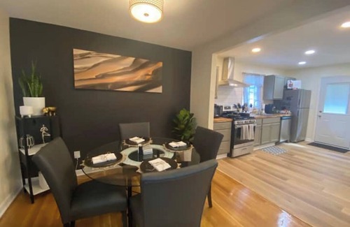 Atlanta House | Cozy home in Atlanta. 5 Minutes - Eat and Shop!