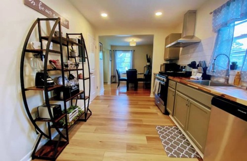 Atlanta House | Cozy home in Atlanta. 5 Minutes - Eat and Shop!