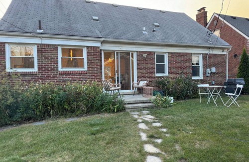 Dearborn House | Cozy home in Dearborn Hills-Pet Friendly-Near Downtown Dearborn and Hospitals