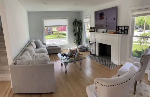 Dearborn House | Cozy home in Dearborn Hills-Pet Friendly-Near Downtown Dearborn and Hospitals