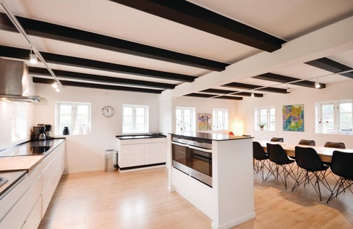 Vibæk Strand House | Cozy home in Ebeltoft with kitchen