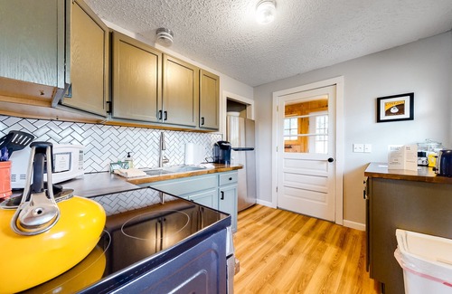 Conway House | Cozy home in great location w/gas stove & outstanding views - dogs OK