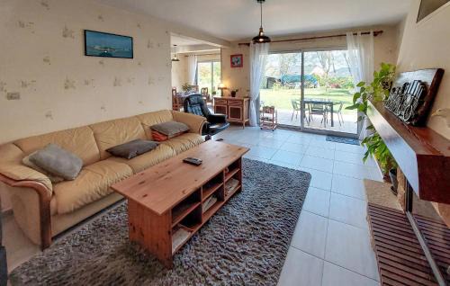 Locquenole House | Cozy Home In Locquénolé With Kitchen
